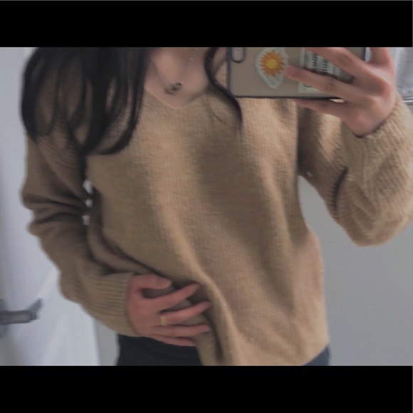 H&M V-Neck Beige Sweater - Picture 3 of 3